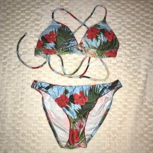 NWOT GUESS sz L swim set